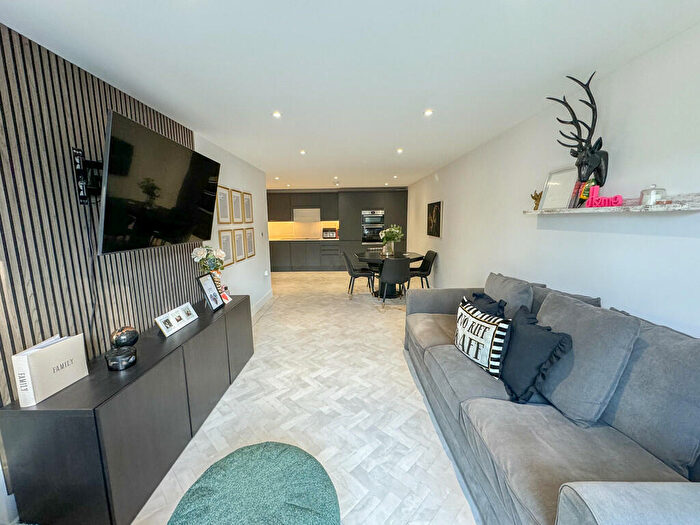 2 Bedroom Flat For Sale In Crown Hill Apartments, Crown Hill, Rayleigh, SS6