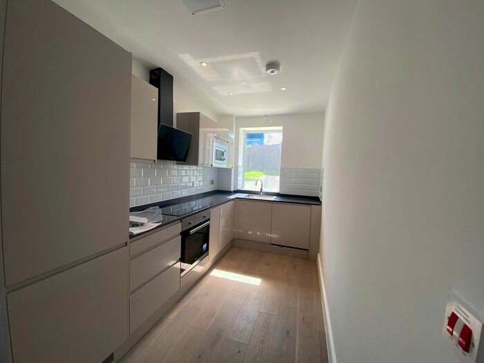 1 Bedroom Flat To Rent In Western Avenue, London, W3