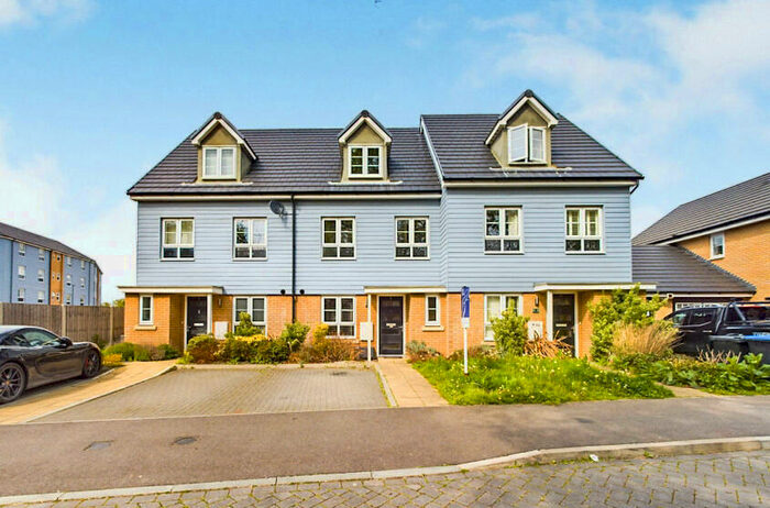 3 Bedroom Town House To Rent In Kennett Lane, Chertsey, Surrey, KT16