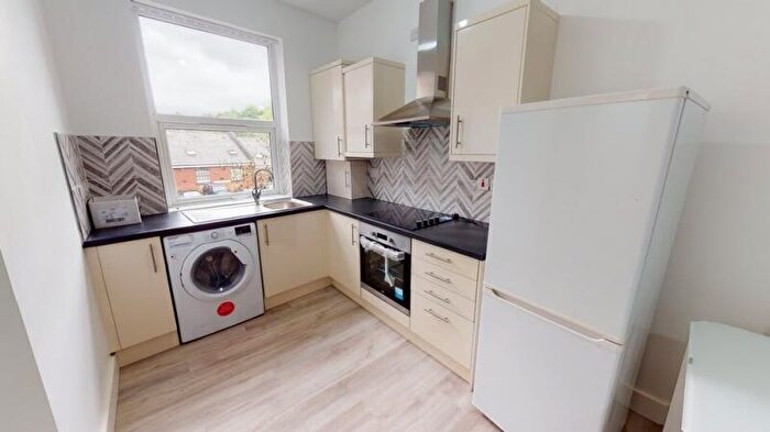 2 Bedroom Flat To Rent In The Crescent, Hyde Park, Leeds, LS6
