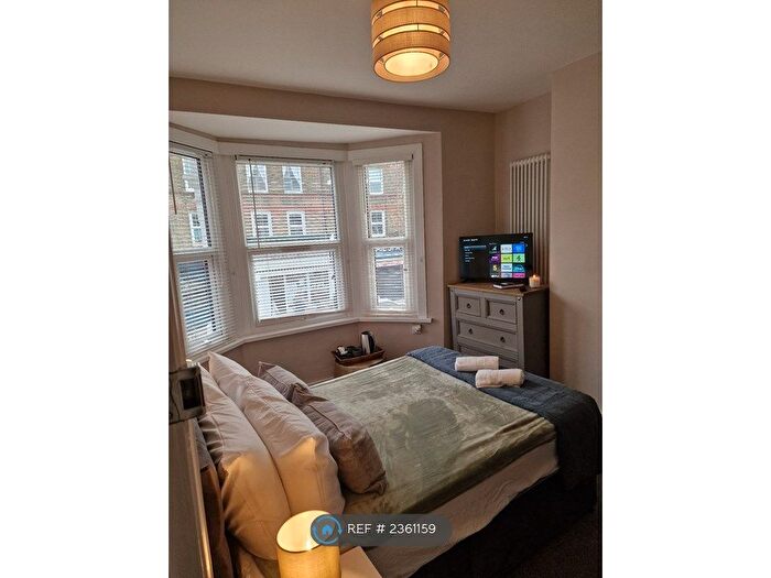 2 Bedroom Flat To Rent In Garratt Lane, London, SW18