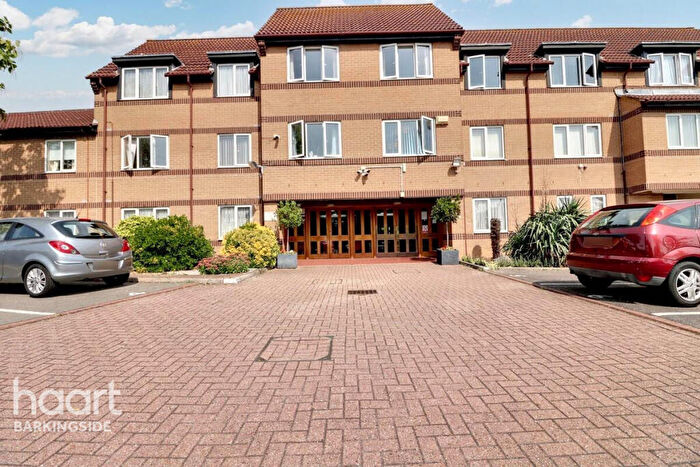 1 Bedroom Flat For Sale In Limewood Court, Beehive Lane, Redbridge, IG4