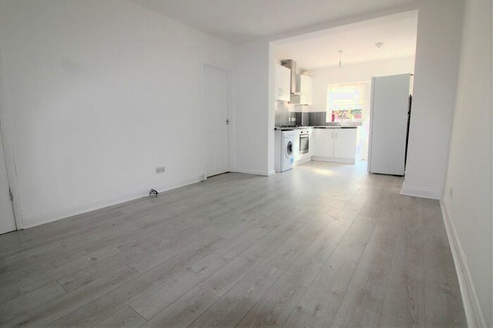 2 Bedroom Flat To Rent In Myddleton Road, London, N22