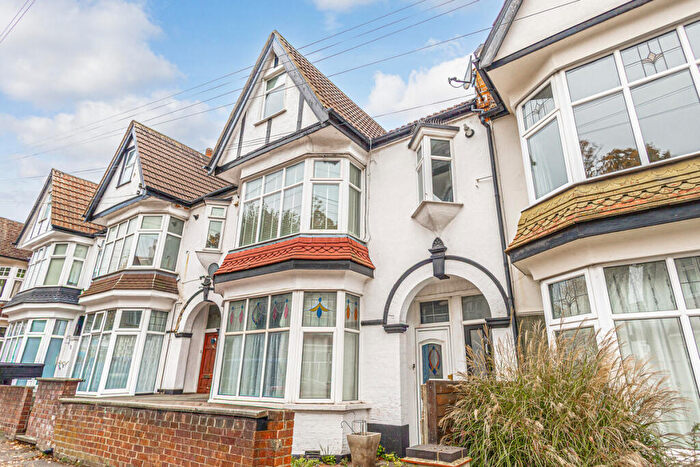 2 Bedroom Flat For Sale In Leighton Avenue, Leigh-on-sea, SS9