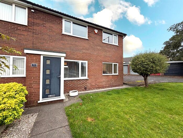 2 Bedroom Town House For Sale In Central Drive, Westhoughton, Bolton, BL5