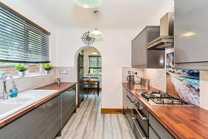4 Bedroom Detached House For Sale In Bassett Dale, Southampton, SO16