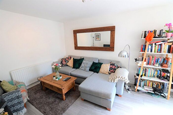 2 Bedroom Flat To Rent In Paxton Place, London, SE27