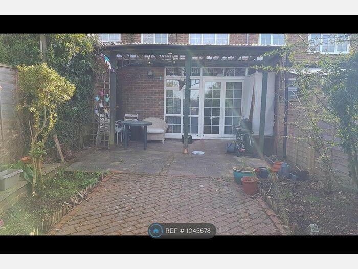 Studio To Rent In Bradley Court, Guildford GU1