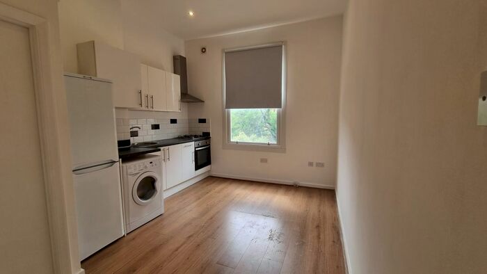 Studio To Rent In Finsbury Park Road, London, N4