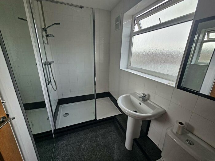 3 Bedroom Flat To Rent In Moor Grange View, Leeds, LS16