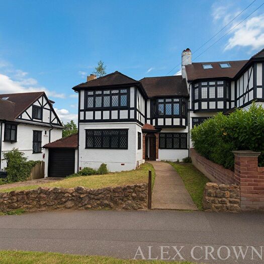 4 Bedroom Semi-Detached House To Rent In College Gardens, Chingford, E4