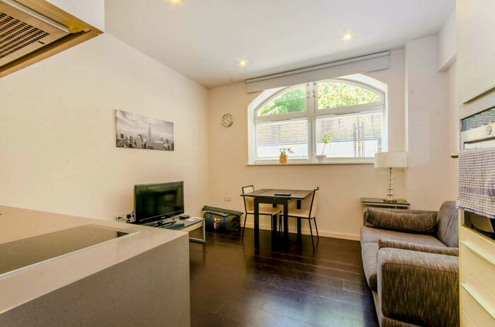 Studio To Rent In Drummond Way, Islington, London, N1