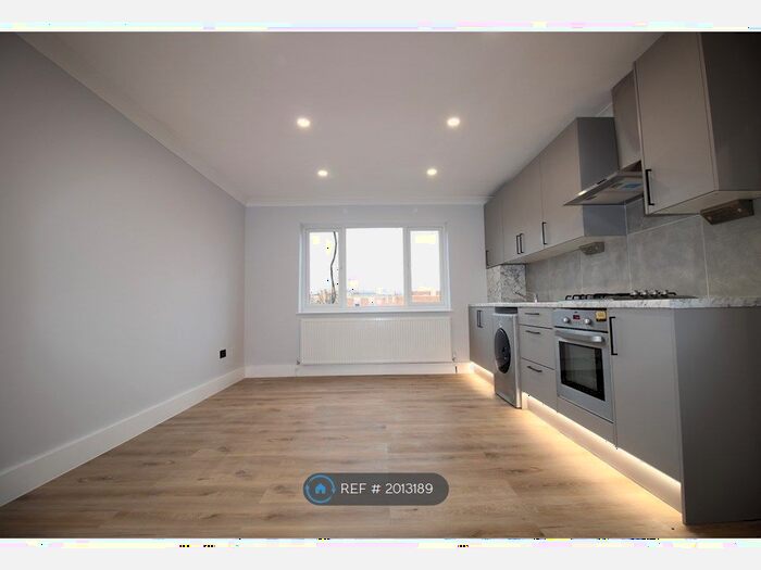 3 Bedroom Flat To Rent In Jubet Court, Clissold - Newington Green, N16