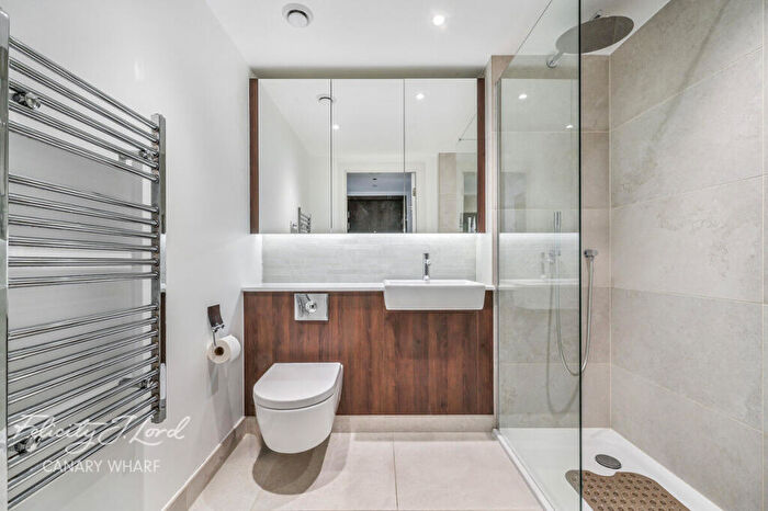 Studio For Sale In Landmark Pinnacle, Marsh Wall, London, E14