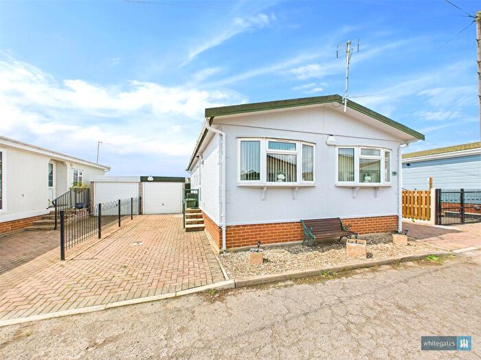 2 Bedroom Park Home For Sale In Plumtree Park, Bircotes, Doncaster, Nottinghamshire, DN11