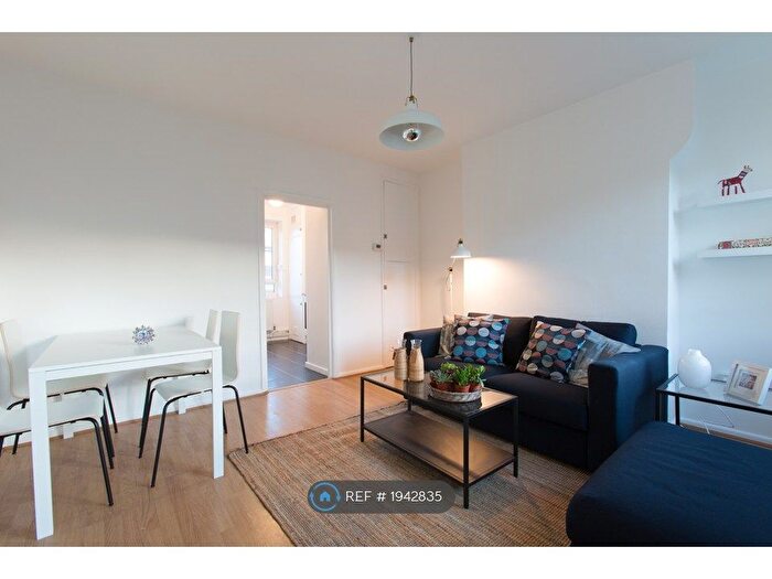 3 Bedroom Flat To Rent In Addington House, London, SW9