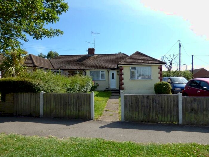 3 Bedroom Semi-Detached Bungalow To Rent In Louis Drive Rayleigh Essex, SS6