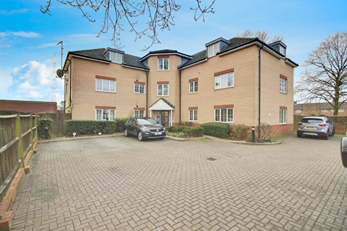 2 Bedroom Apartment For Sale In Howlands, Welwyn Garden City, AL7