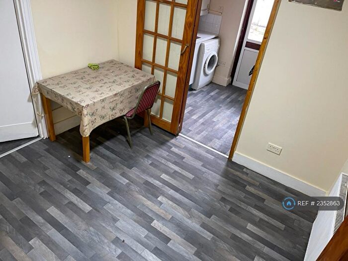 3 Bedroom Flat To Rent In East Ham, London, E6