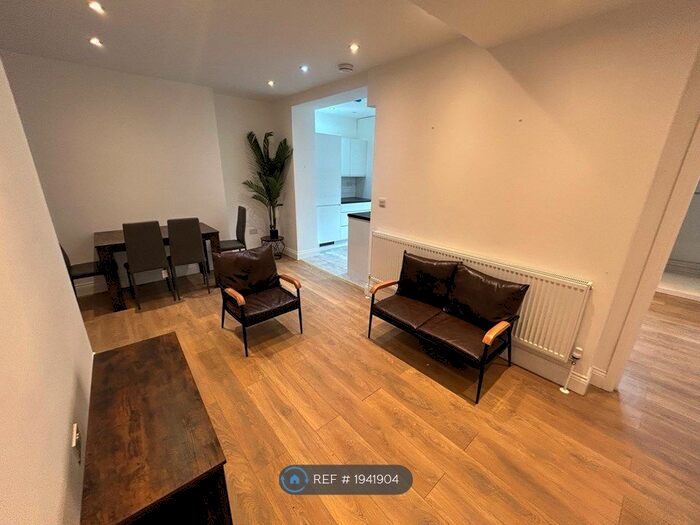2 Bedroom Flat To Rent In Liston Road, London, SW4