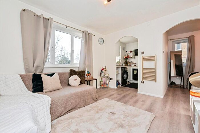 Studio For Sale In Oakhill Road, Purfleet-On-Thames, RM19