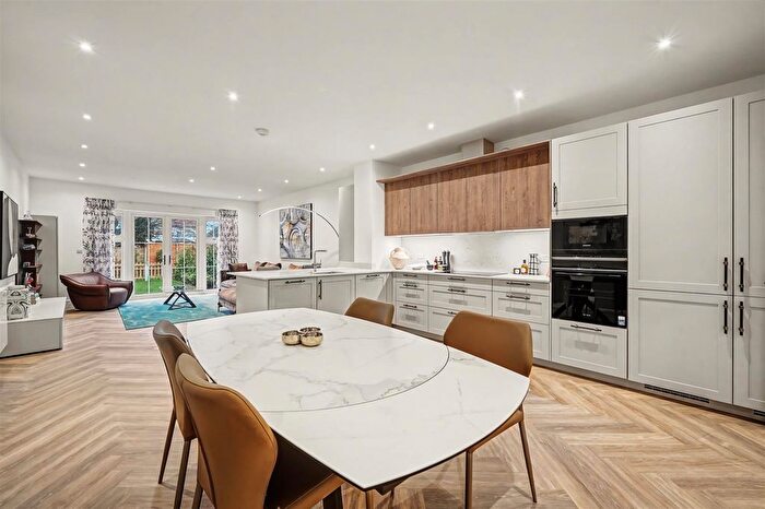 3 Bedroom Flat For Sale In Caspian House, Chase Side, Southgate, N14