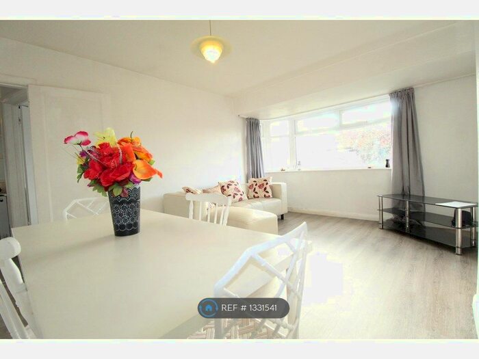 2 Bedroom Flat To Rent In Laleham Avenue, London, NW7