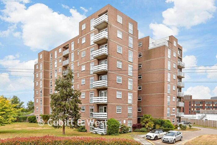 2 Bedroom Apartment For Sale In Beddington Gardens, Wallington, Surrey, SM6