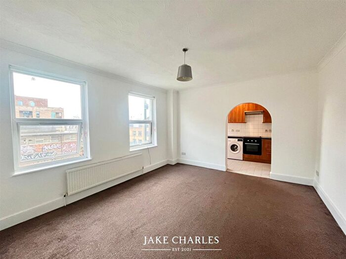 2 Bedroom Flat To Rent In Green Lanes, London, N8