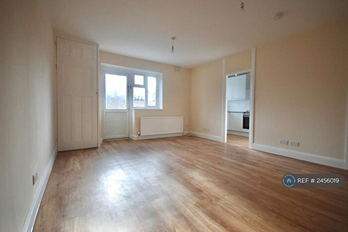 2 Bedroom Flat To Rent In High Road, London, N20