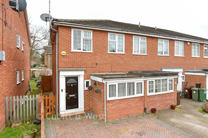 3 Bedroom Semi Detached House For Sale In Bucklers Way, Carshalton, Surrey, SM5