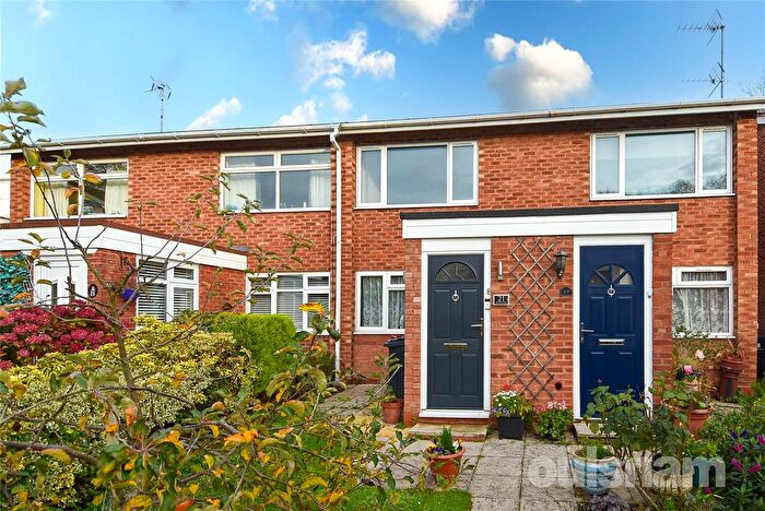 2 Bedroom Maisonette For Sale In Redwood Croft, Kings Heath, Birmingham, West Midlands, B14