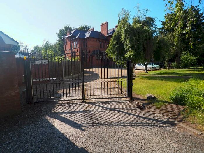 2 Bedroom Apartment To Rent In The Garden Apartment, Mersey Road, M20