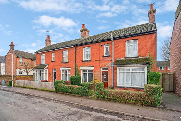 3 Bedroom Semi Detached House For Sale In West Parade, Dunstable, LU6