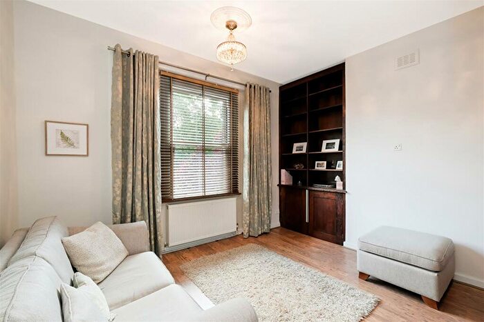 1 Bedroom Flat For Sale In Hermon Hill, Wanstead, E11