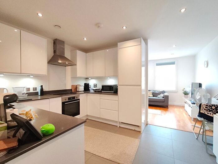 2 Bedroom Flat To Rent In Hanger Lane, London, W5