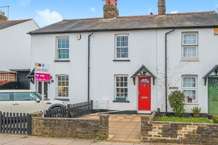 2 Bedroom Cottage For Sale In Chase Road, London, N14