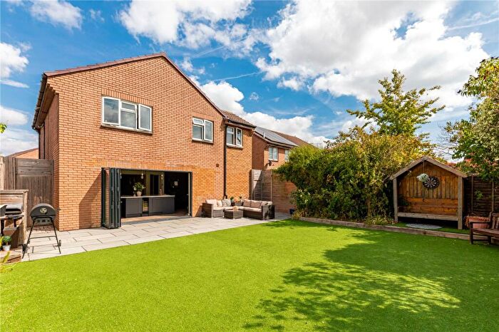 4 Bedroom Detached House For Sale In Braemore Close, Thatcham, Berkshire, RG19