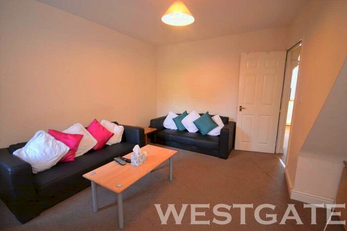 6 Bedroom Terraced House To Rent In Grange Avenue, Reading, RG6