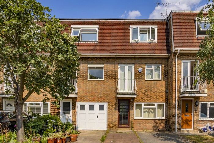 4 Bedroom Flat To Rent In Rowan Close, London, W5