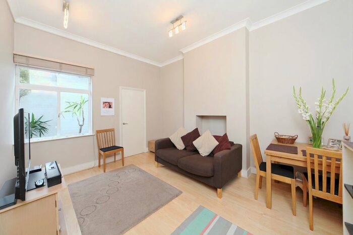 1 Bedroom Flat To Rent In Munster Road, Fulham, London, SW6