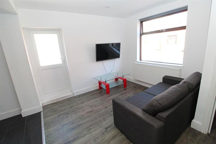 3 Bedroom Flat To Rent In Coburn Street, Cardiff, CF24