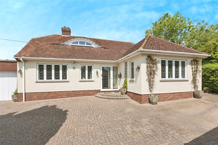4 Bedroom Link Detached House For Sale In Top Dartford Road, Hextable, Swanley, Kent, BR8