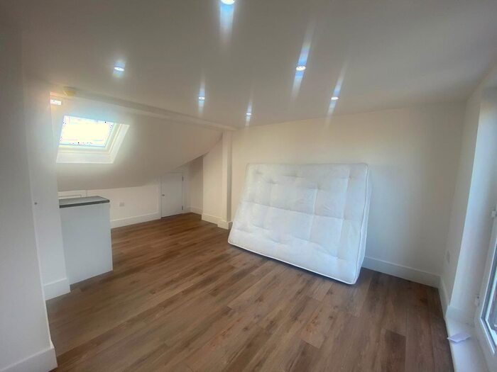 Studio To Rent In Walton Avenue, Sutton, SM3