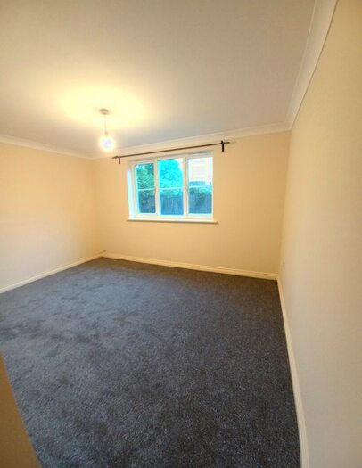 2 Bedroom Flat To Rent In Queensland Court, Dock Road, Tilbury, Essex, RM18