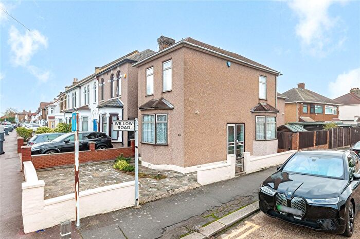 2 Bedroom Detached House For Sale In Mill Lane, Romford, RM6