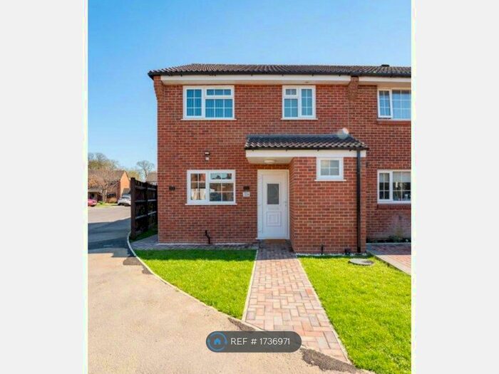 3 Bedroom End Of Terrace House To Rent In Diana Close, Slough, SL3