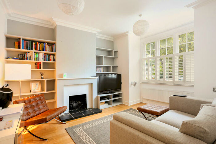 2 Bedroom Apartment To Rent In Balham Park Road, SW12