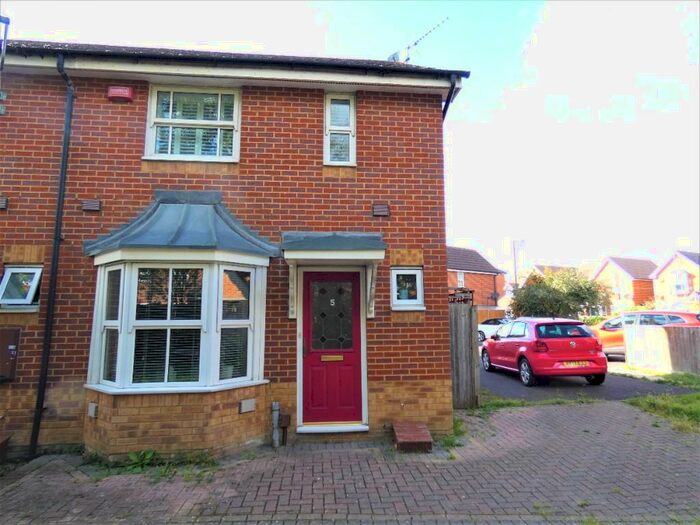 2 Bedroom End Of Terrace House To Rent In Hunters Way, Slough, Berkshire, SL1