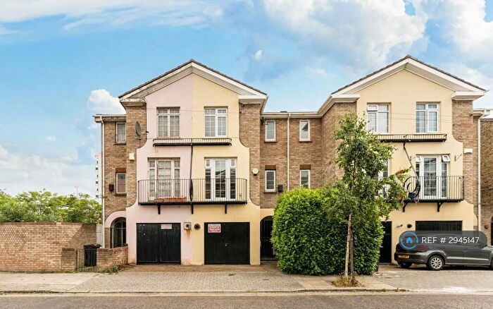 3 Bedroom Detached House To Rent In Harrowgate Road, London, E9